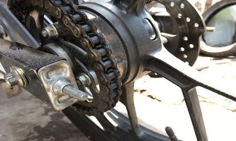 Dùng dầu mỡ chuyên dụng bôi lên phần kim loại xe Dùng dầu mỡ chuyên dụng bôi lên phần kim loại xe