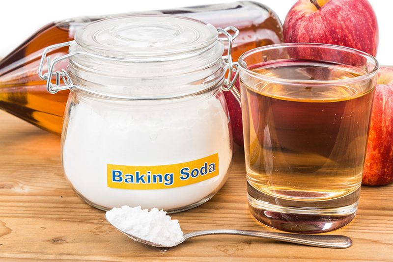 Giấm và Baking Soda là hai nguyên liệu giúp tẩy rỉ sét trên xe máy hiệu quả