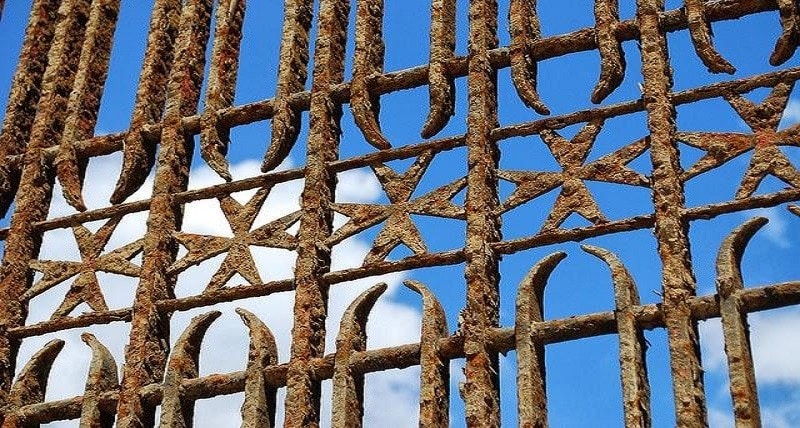 Hiện tượng rỉ sét trên bề mặt kim loại rất thường gặp