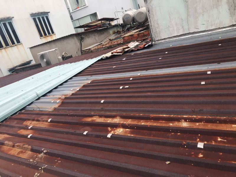 Mái tôn rỉ sét bởi có sự tác động bên ngoài môi trường