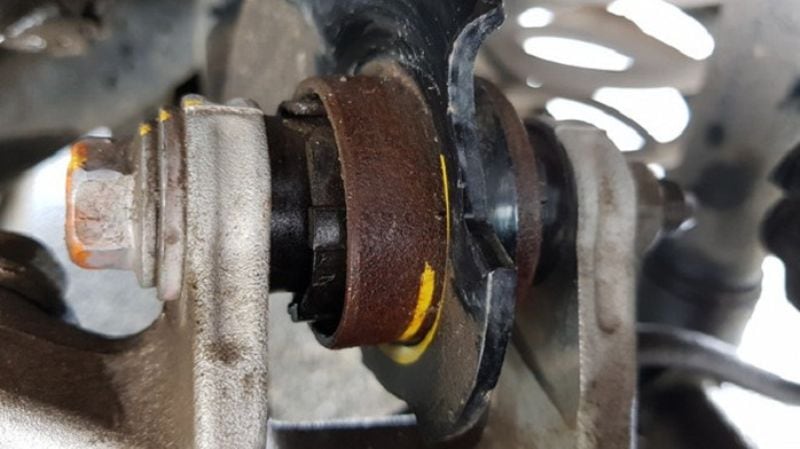 Sử dụng dung dịch tẩy rỉ sét chuyên dụng giúp các bộ phận xe máy sáng bóng