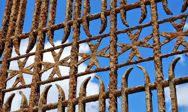 chong-an-mon-kim-loai-khi-thay-sat-thep-bi-ri-set